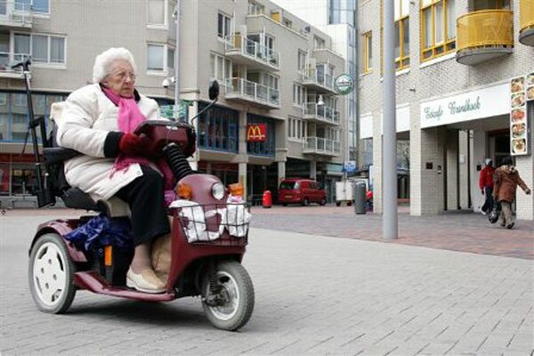 Oudere dame in scootmobiel. Foto: E. van Eis.