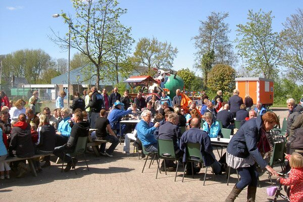 Dorpsmaaltijd Ulrum (Groningen) - In het dorp Ulrum worden idee�n besproken<br/>in het maandelijks dorpscafe = aan de slag. Foto Peter Modderman