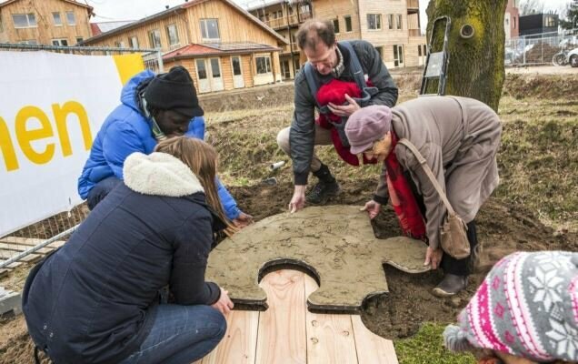 Meergeneratie woongroep Nijmegen, bewoners leggen puzzelstukken tijdens bouwceremonie